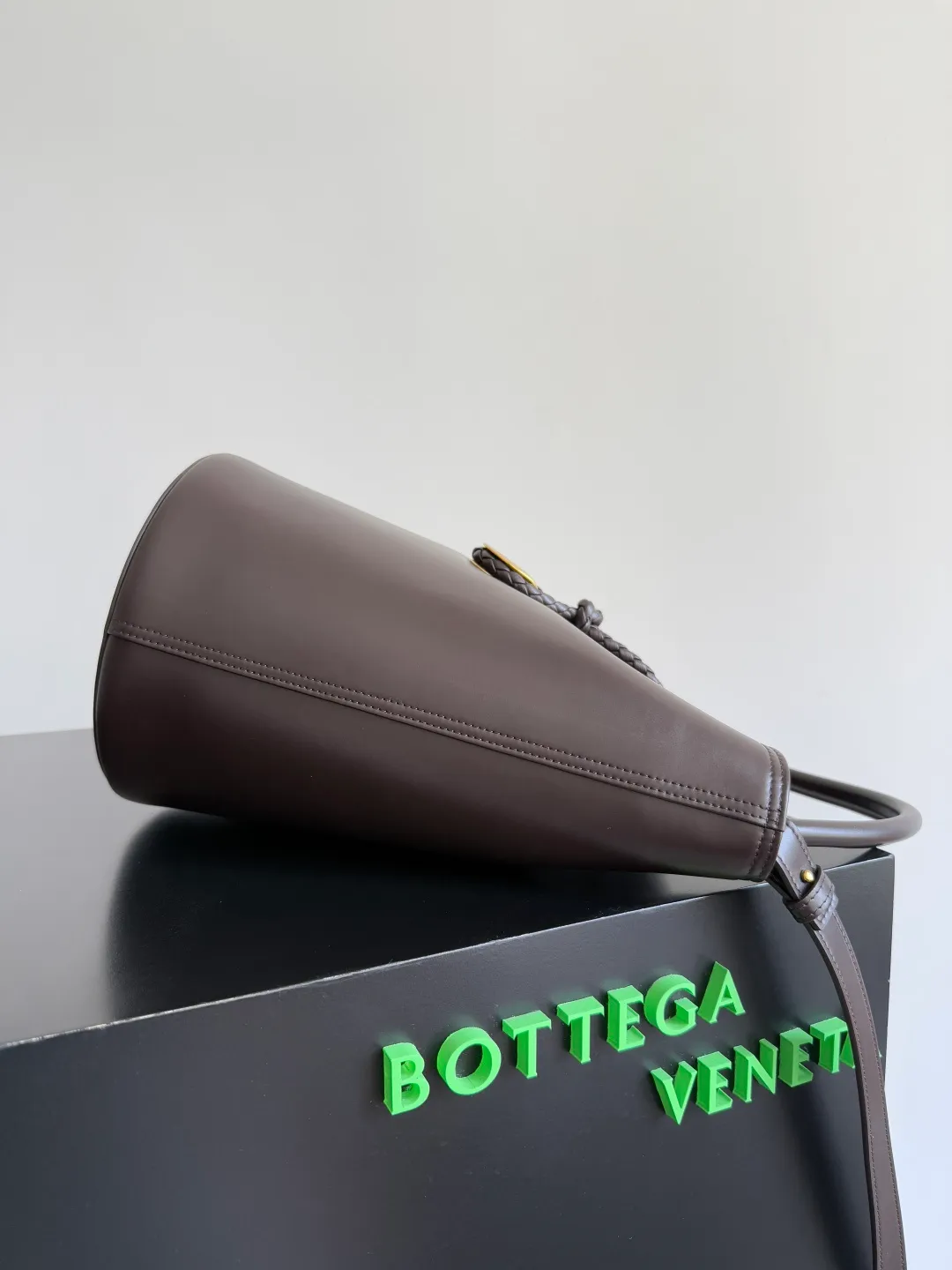 Batch 1920 BOTTEGA VENETA 2025 new women's LIBERTA small bucket bag The wind of "freedom" is still blowing towards summer🫧Unique bag shape and large enough capacity. This kind of small bag has always been very popular in summer. It can easily store essential items such as sunscreen and mini 5-fold umbrella when carrying it when going out. It uses braided knots and horseshoe buckle shapes. The metal ring is used for opening and closing, and the classic weaving is only used as an embellishment here, giving way to the simplicity of all-leather. It is a true combination of innovation and classics. It is also equipped with a detachable long shoulder strap. Friends who don’t like to carry it on the shoulder can only buy this bag and have more choices. Style number: 806038 Size: 30*18*18cm